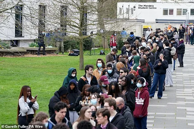 UK Health Officials Declare State of Emergency Over Meningitis B Outbreak Linked to Two Deaths, As Strain Lacks Routine Vaccination for Young Adults